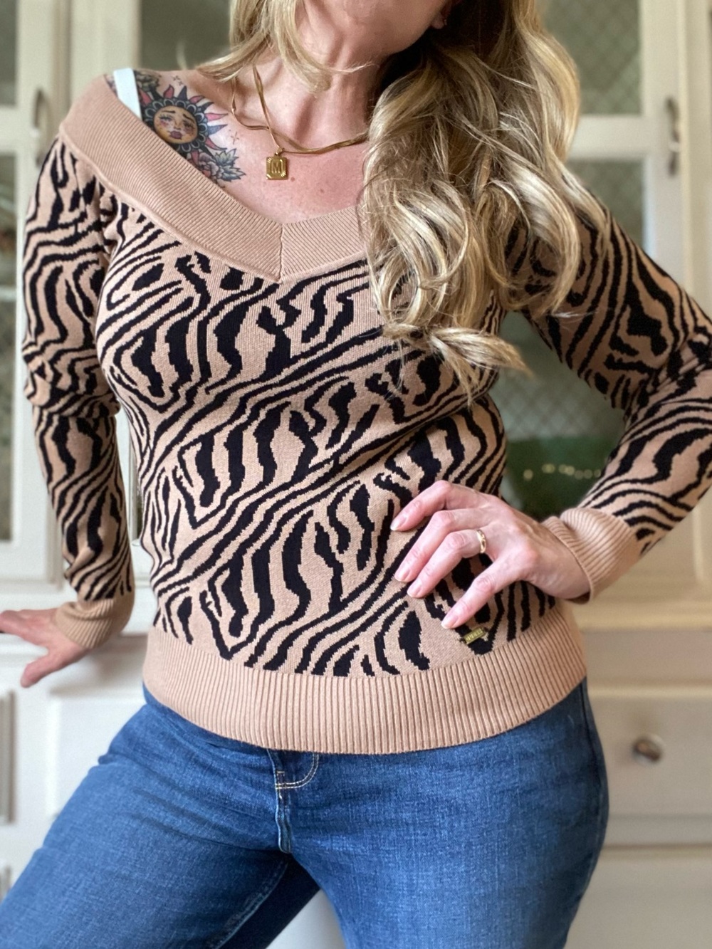 🦓 Guess Tan Black Zebra Print V-Neck Women's Light Weight Sweater Animal Stripe